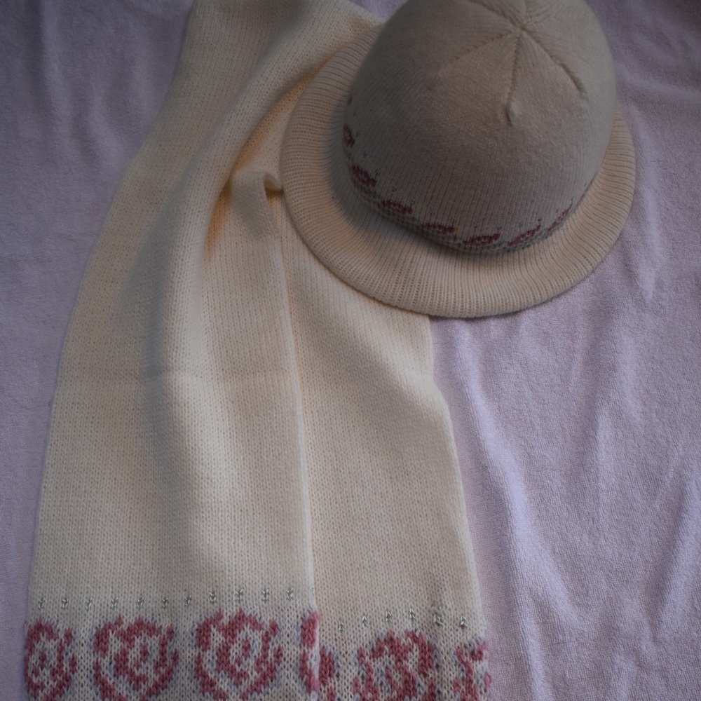 Woman’s knitted hat and scarf set